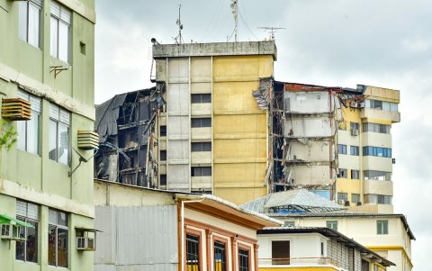 El edificio Multicomercio, en las calles Eloy Alfaro y Cuenca, sufrió un grave incendio, que dejó a decenas de personas sin hogar.