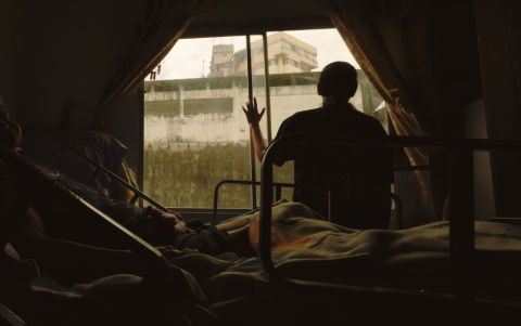 Una adulta mayor de 90 años permanece en su vivienda, colindante al edificio Multicomercio, mientras la estructura continúa bajo evaluación tras el incendio.