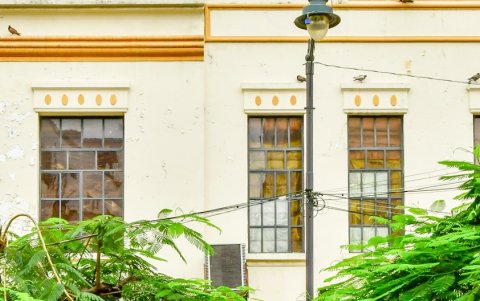 Edificios en el centro de Guayaquil son usados como bodegas.