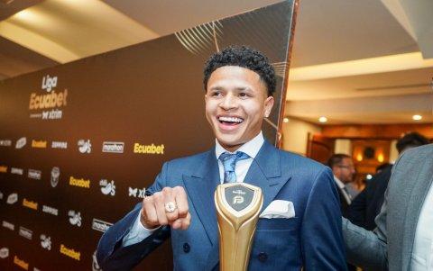 Patrik Mercado se llevó el premio al mejor jugador de la LigaPro. Lució feliz el trofeo y el anillo.