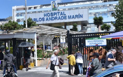 Diego Salgado, exdirector del IESS, señala que el Hospital Carlos Andrade Marín está sobre un terreno que falta de regularizar en favor del IESS.