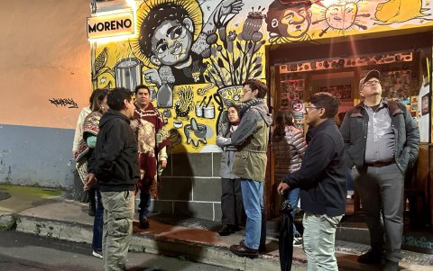 Uno de los momentos más destacados del recorrido es la visita a Sereno Moreno, un emprendimiento barrial que invita a vivir el Centro Histórico desde sus miradores y sabores tradicionales.