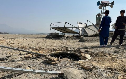 Los residentes frente a una mezquita dañada durante los combates transfronterizos nocturnos entre Pakistán y Afganistán en Bajaur, provincia de Khyber Pakhtunkhwa.
