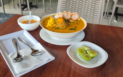 El caldo de bola es el plato estrella del restaurante El Jardín en el centro sur de Guayaquil.