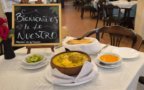 La preparación del caldo de bola en Lo Nuestro se distingue por técnicas tradicionales.