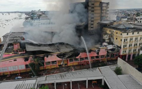 El incendio en el edificio se extendió rápidamente la mañana del 11 de febrero.