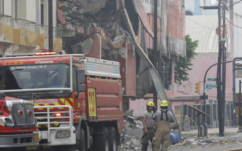 Bomberos intervinieron en el edificio Multicomercio por varios días.