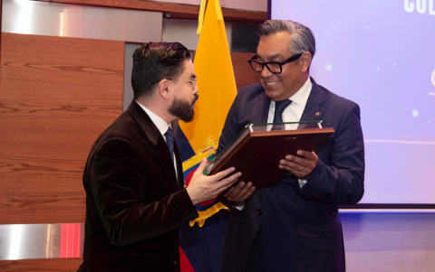 Jorge Baeza entrega el diploma a Paul Ocaña, presidente del Colegio de Abogados de Pichincha