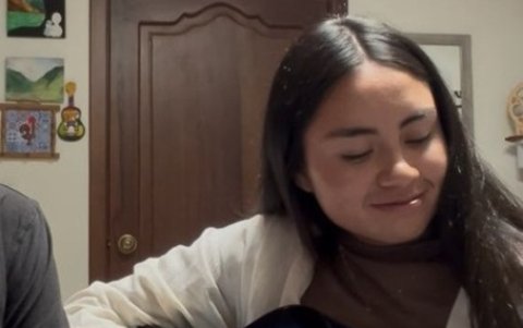 En sus tiempos libres, la ciclista ecuatoriana Natalie Revelo los dedica a cantar y tocar la guitarra.