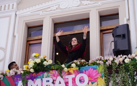 Fátima Bosch, Miss Universo, durante su visita a Ambato saludó desde el balcón de la Casa del Portal.