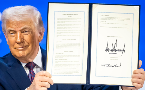 El presidente de Estados Unidos, Donald Trump, sostiene una carta fundacional firmada en la reunión de la 