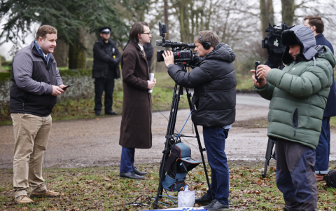 Medios de comunicación afuera de Wood Farm, donde Andrés Mountbatten-Windsor (anteriormente príncipe Andrés, duque de York) fue arrestado en Sandringham, Norfolk, Gran Bretaña, el 19 de febrero de 2026.
