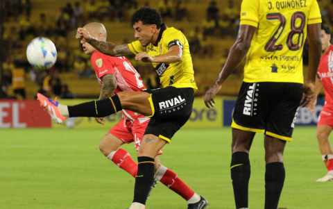 Joao Rojas (d.) disputa el balón con un jugador de Argentinos Juniors.