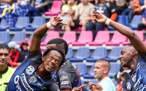 Renato Ibarra (D) es el flamante refuerzo de Mushuc Runa para este 2026.