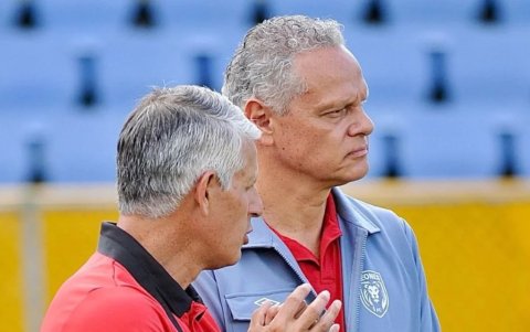 El dirigente de Leones FC, Esteban Paz (d) estuvo en el Liga de Quito cuando ganó la Copa Libertadores de 2008.