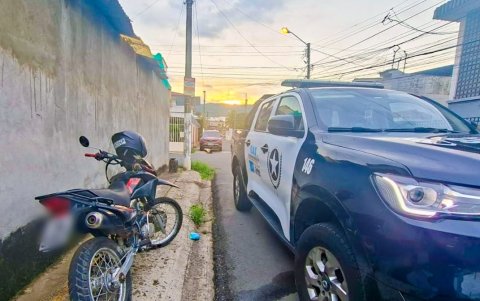 El uso de camionetas de Segura EP por la Policía Nacional en operativos de Guayaquil generó críticas de concejales y ciudadanos.