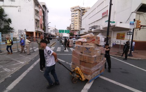 Comerciantes retiran su mercadería por la calle Eloy Alfaro.