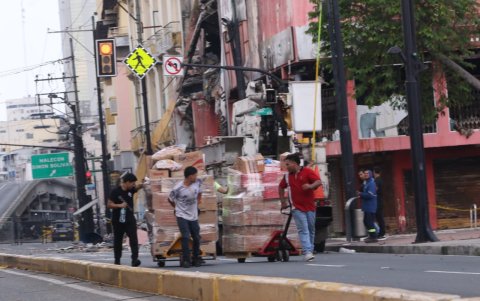 Comerciantes retiran sus mercaderías de zonas cercanas al edificio Multicomercio.