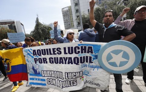 Simpatizantes de Aquiles Álvarez llegaron al Complejo Judicial Norte de Quito, a respaldar al burgomaestre de Guayaquil.