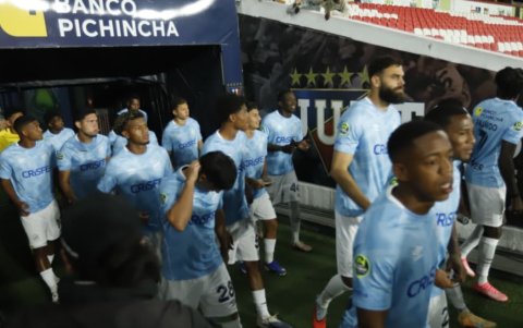 Jugadores de Universidad Católica saliendo del túnel.