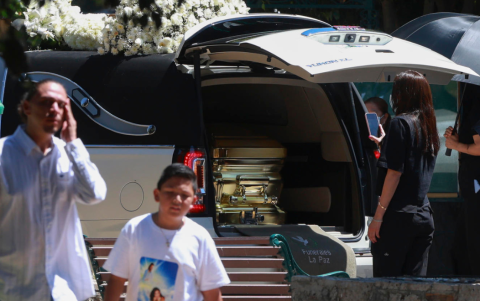 El féretro dorado de Nemesio Oseguera Cervantes, alias ‘El Mencho’, fue trasladado al camposanto de Zapopan bajo un fuerte operativo de seguridad.