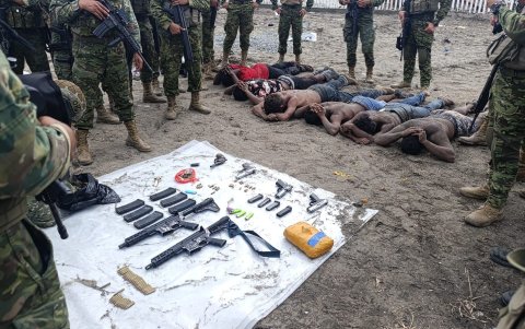 El grupo fue sorprendido mientras portaba armas de grueso calibre, municiones y sustancias sujetas a fiscalización.