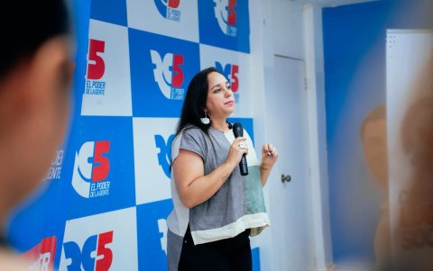 Gabriela Rivadeneira, presidenta de la Revolución Ciudadana, analiza la mayoría de su bloque en el Municipio de Guayaquil y la situación jurídica de Aquiles Álvarez.