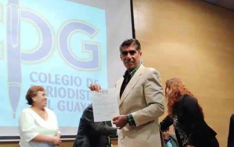 Napoleón Dómenech en el 2025 recibió un homenaje por su carrera periodistica.