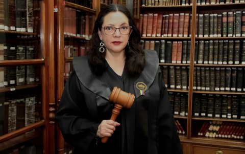 Daniella Camacho tiene 56 años, es abogada chileno-ecuatoriana y es jueza de la Corte Nacional de Justicia desde 2017.