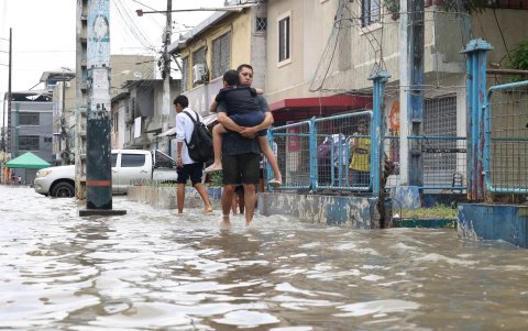 En algunas zonas del Guayas, los alumnos han tenido una serie de problemas para llegar a sus planteles debido a la cantidad de agua que hay en las calles.
