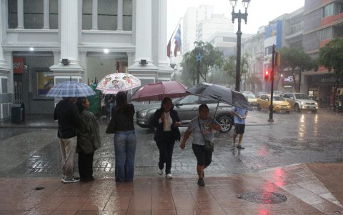 Las personas buscan cuidarse de la lluvia.