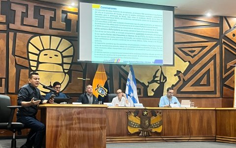 Prefecta Marcela Aguiñaga coordinando acciones en el COE Provincial ante emergencia climática en Guayas.