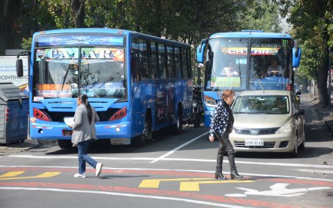 En Quito, desde mayo de 2021 se mantiene en 0,35 dólares la tarifa de bus urbano.