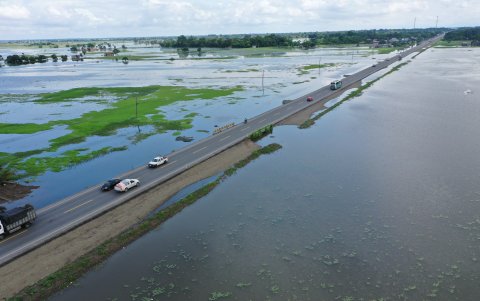 Los alrededores de la carretera está completamente inundada.