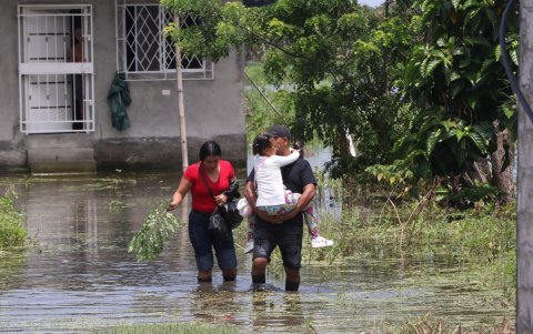 Las personas deben salir en botas y con los niños en brazos.