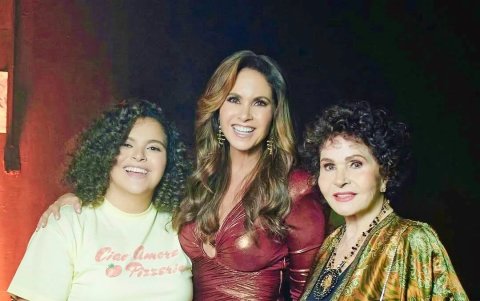 La cantante con su hija y madre.