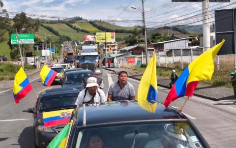 Transportistas de Carchi protestaron ante las medidas arancelarias de los gobiernos de Ecuador y Colombia.