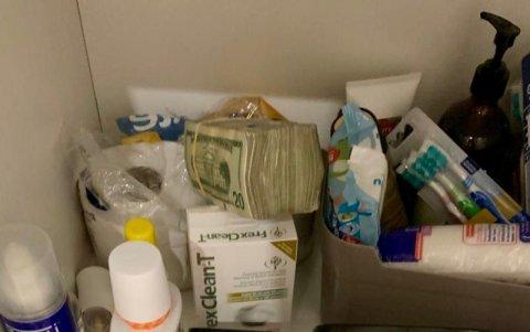 Criminalística de la Policía encontró 10.000 dólares en un mueble del lavabo de la casa de Christian Luvin Quito Carpio y a su pareja, Kléber Bryan Balarezo Mercado, el 16 de enero de 2025.