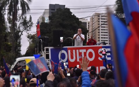 El alcalde de Quito Pable Muñoz encabezó una marcha a la Corte Constitucional el 4 de marzo de 2026.