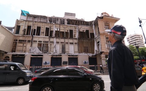 Casa Tola. Las personas que pasan por el sitio miran con asombro y miedo el panorama.