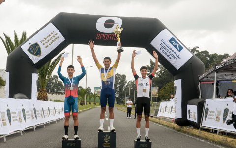 Alejandro Pita, del Extreme Riders Cayambe (i) y Anthony Coque (Team Best PC) completaron el podio del Interclubes