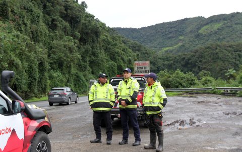 Bomberos de varias ciudades participaron en el operativo que permitió ubicar el cadáver a unos 20 metros de profundidad en el kilómetro 20 de la carretera.