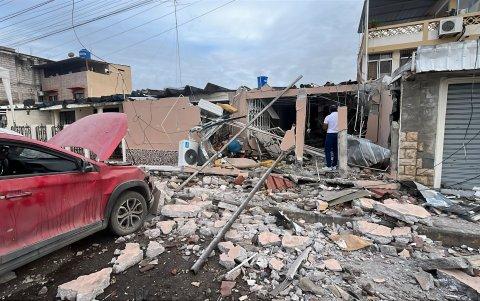 La onda expansiva dejó un foramen en la sala y afectaciones visibles en la estructura del inmueble atacado.