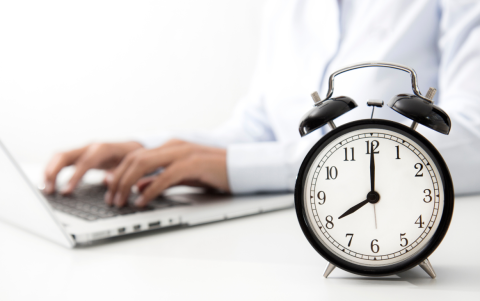 Las horas extra deben pagarse con recargo cuando se supera la jornada máxima permitida en Ecuador.