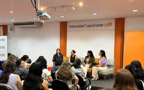 Conversatorio en el auditorio de la Universidad Casa Grande.