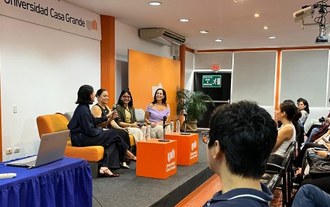 El conversatorio fue ameno y lleno de experiencias profesionales que servirán de referencia a las nuevas promociones.