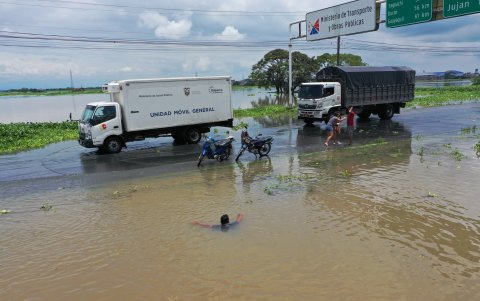 La carretera Jujan - Babahoyo está inundada tras las fuertes lluvias
