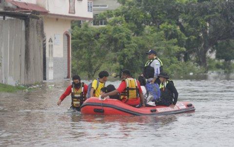 En botes se trasladó a damnificados por el invierno en Milagro.