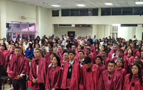 Con más adultos regresando a las aulas, iniciativas educativas buscan reducir las brechas de escolaridad inconclusa en el país.