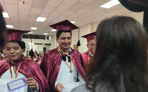 La Unidad de Educación a Distancia (UNEDIS) ofrece una alternativa flexible para que personas que no pudieron terminar la secundaria en su juventud puedan hacerlo ahora.